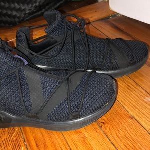 Puma Shoes - Lightly worn Puma sneakers! Puma Shoes - Lightly worn Puma sneakers!
